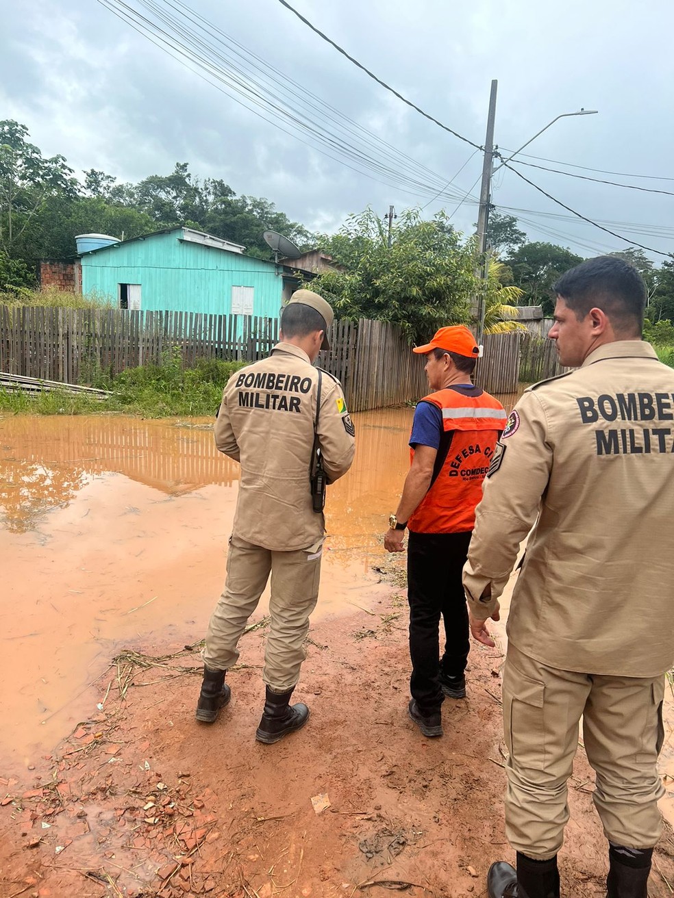 Equipes da Defesa Civil de Rio Branco e Corpo de Bombeiros estão no local auxiliando os moradores — Foto: Arquivo/Defesa Civil de Rio Branco