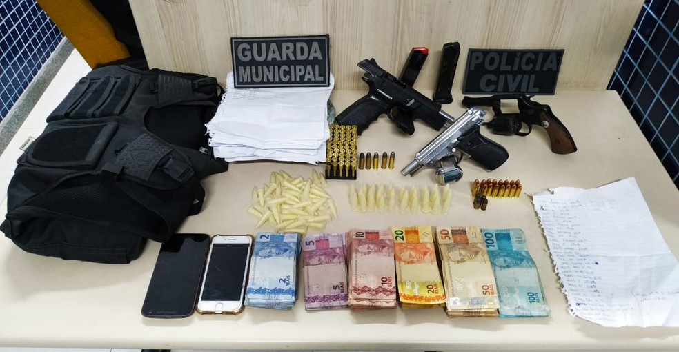 Homem estava com armas, cocaína e dinheiro — Foto: Reprodução/TV Gazeta