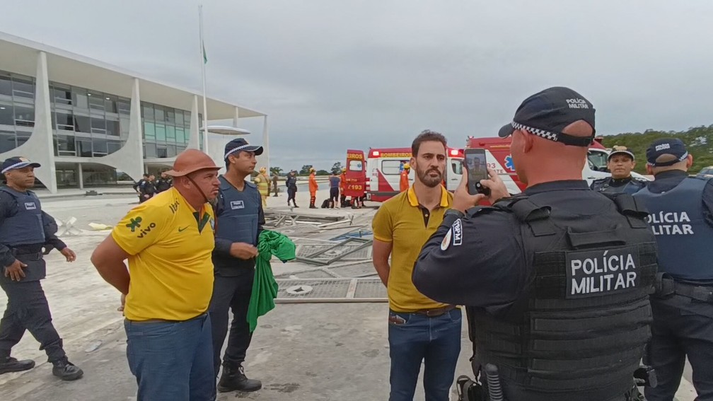 Bolsonaristas detidos neste domingo em Brasília — Foto: Reprodução / Fantástico