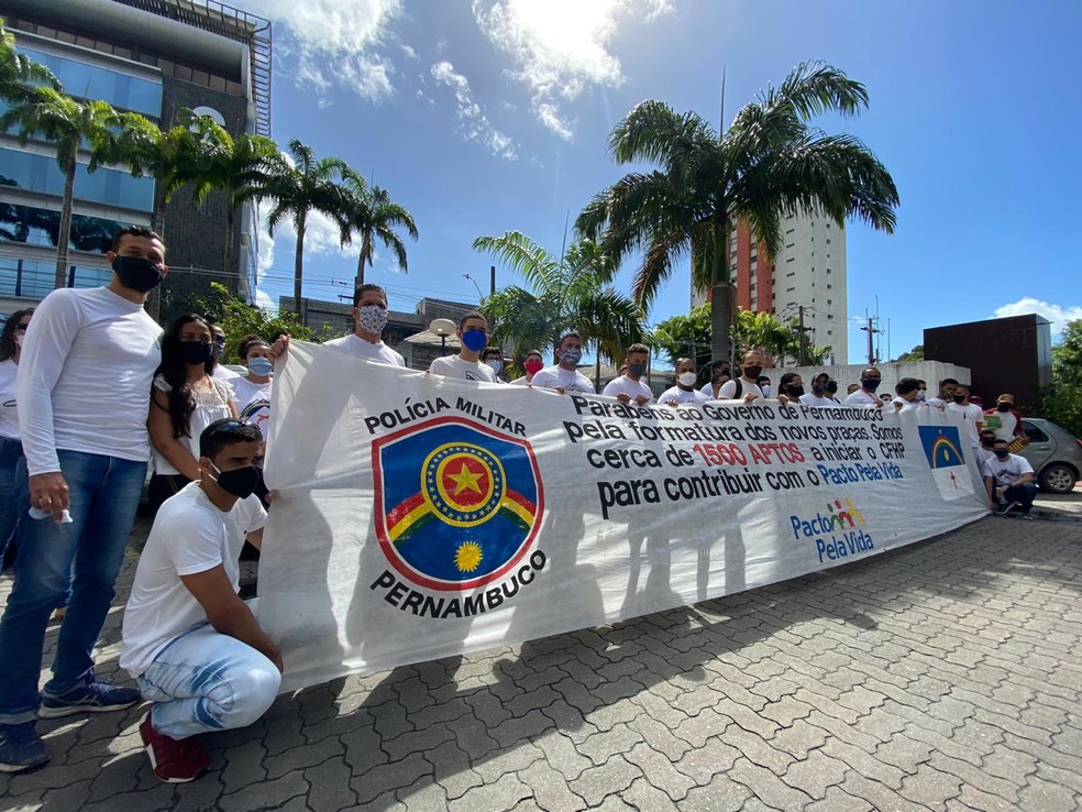 Aprovados em concurso da PM fazem protesto no Hemope, no Recife — Foto: Mhatteus Sampaio/TV Globo