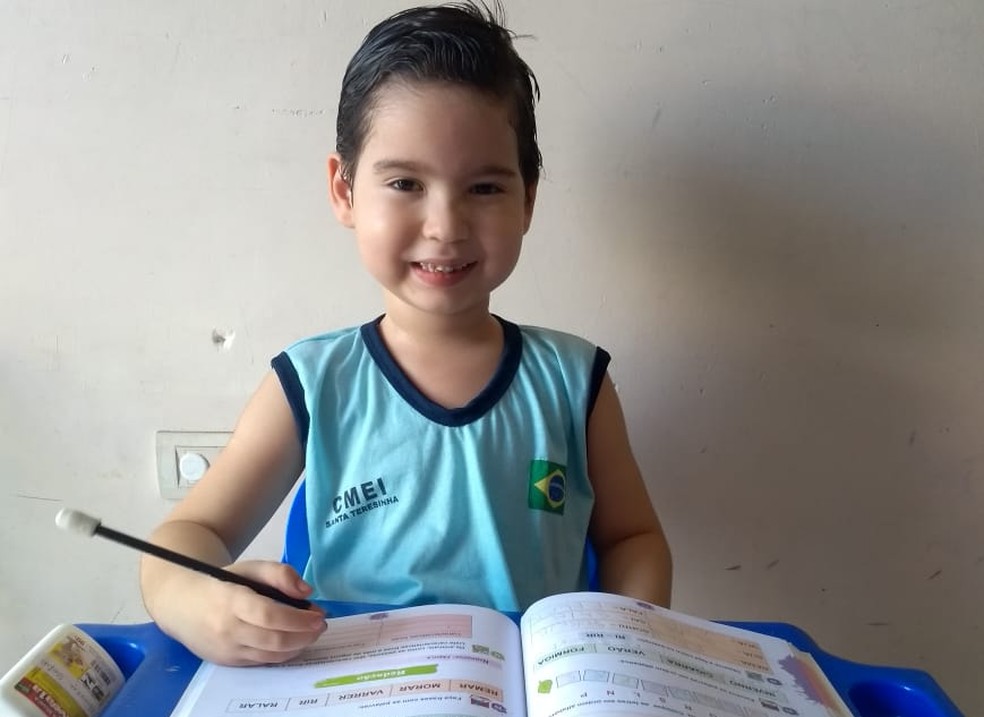Gabriel Soares, de 5 anos, aprendeu a ler durante as aulas a distância na pandemia com a professora Chistiane Barbosa. — Foto: Arquivo Pessoal