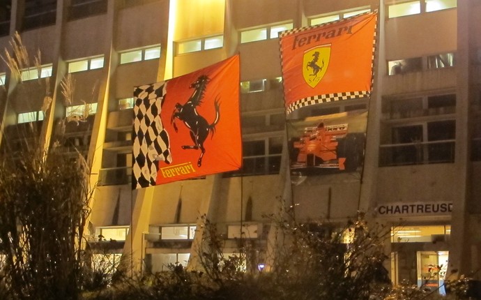 Bandeiras da Ferrari, em homenagem a Michael Schumacher, que venceu cinco dos seus sete títulos pela escuderia de Maranello, continuam erguidas na frente do hospital (Foto: Felipe Siqueira)