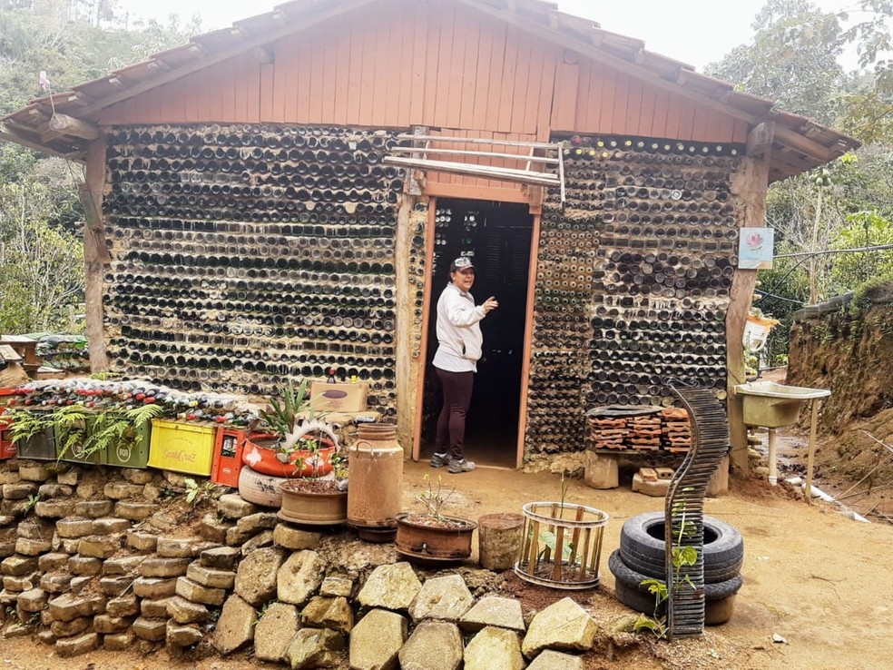 Agricultora construiu casa com garrafas de vidro, em Itaóca — Foto: Ivan Edson