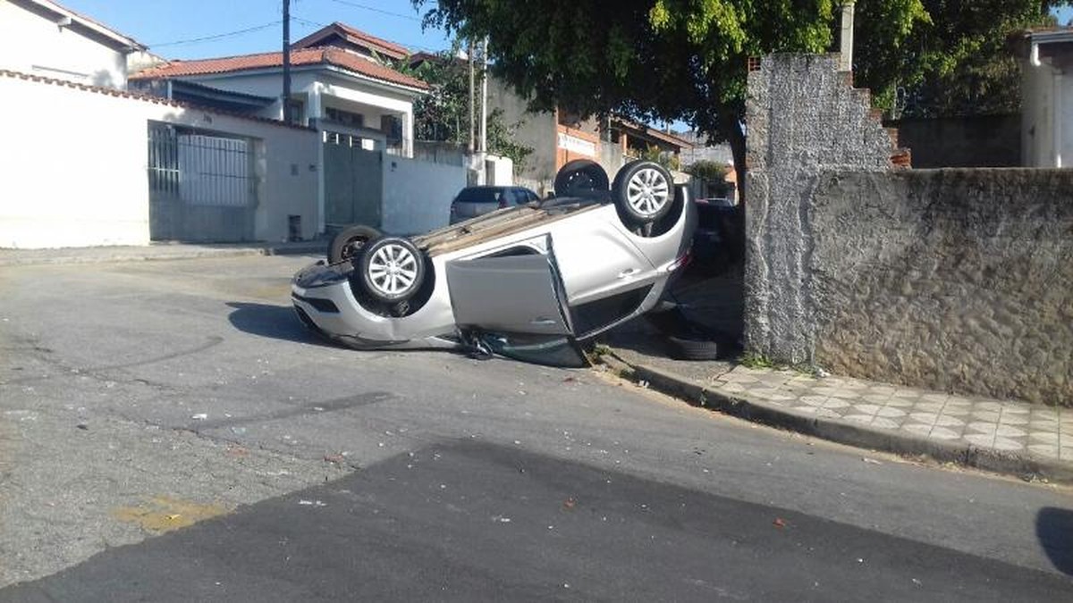 Carro capota após batida em cruzamento de ruas em Sorocaba - Globo.com