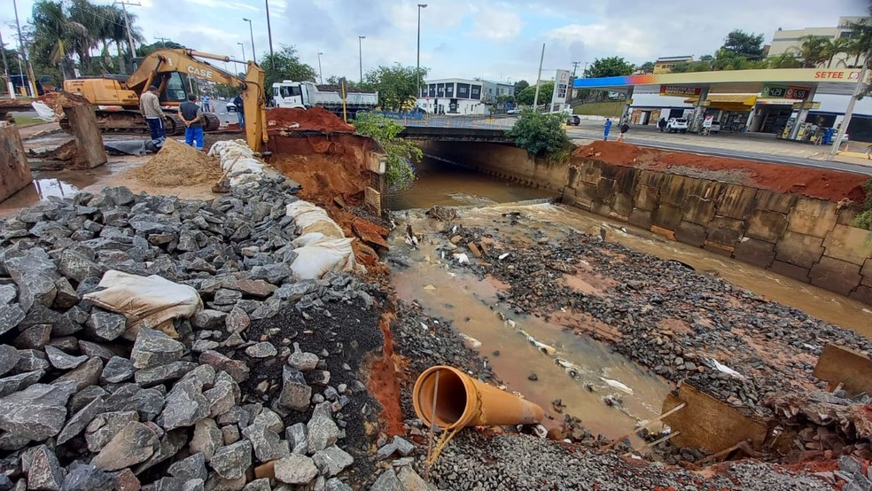 Chuva da semana passada aumentou a erosão aberta há mais de 4 meses e avenida volta a ser interditada em Bauru — Foto: Carlos Torrente/TV TEM