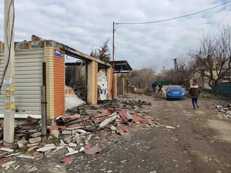 No caminho para pegar água havia sinais da destruição causada pelos ataques a Mariupol (Foto: Arquivo pessoal via BBC News)
