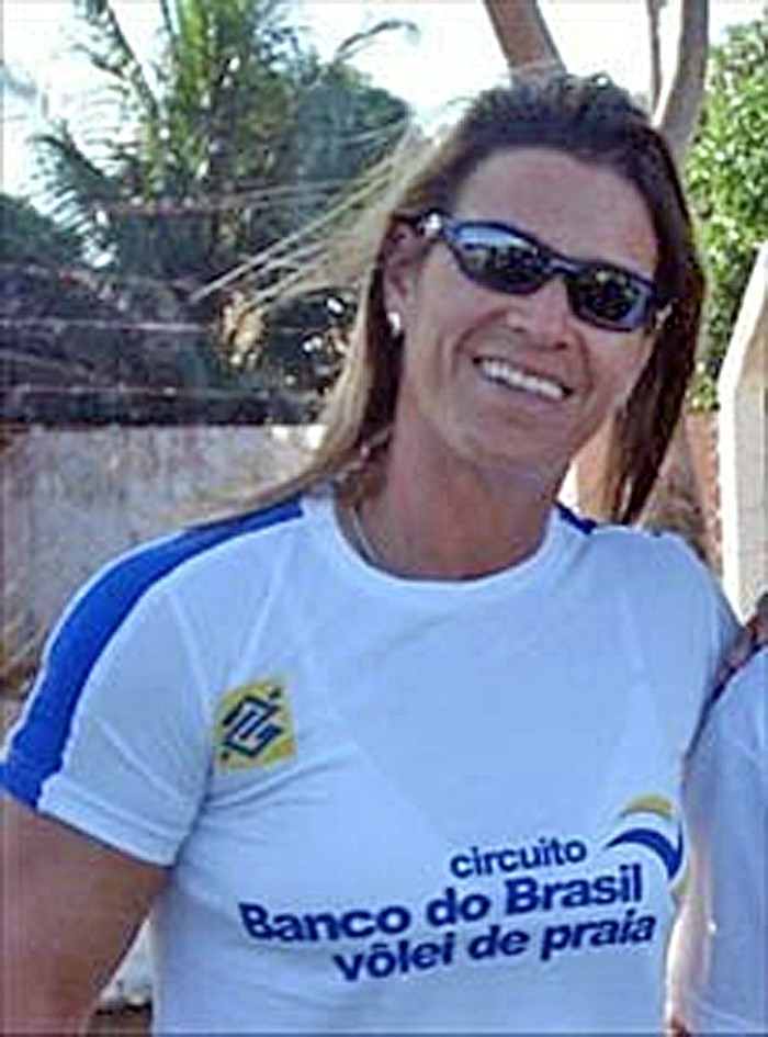 Quem é Sandra Mathias, a exjogadora de vôlei de praia que usou coleira para bater em entregador Quem é Sandra Mathias, a exjogadora de vôlei de praia que usou coleira para bater em entregador