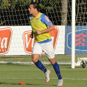 Aniversariante do dia, Damião quer vaga e confiança de Luxa de volta