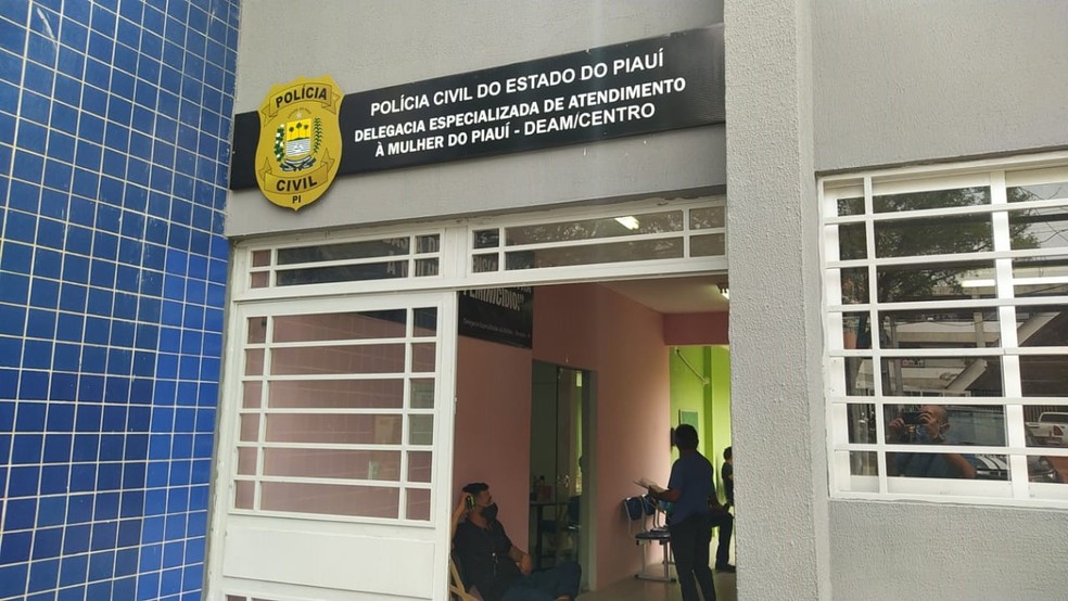 Vítima denunciou o crime na Delegacia da Mulher, no Centro de Teresina — Foto: Andrê Nascimento /G1