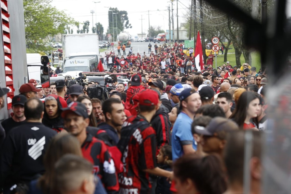 Centenas de torcedores aguardavam o campeão Athletico — Foto: Felipe Rosa/Gazeta do Povo