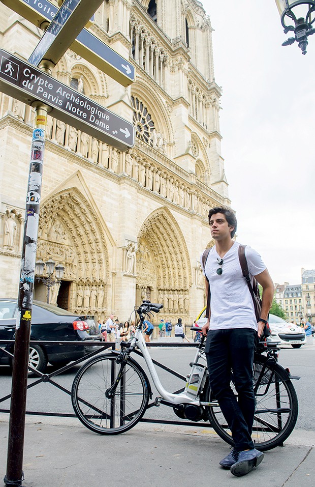  “A energia daqui me encanta”, diz Rodrigo.  Ao fundo, a Catedral de Notre-Dame  (Foto:  )