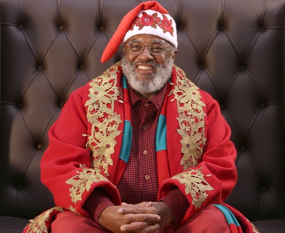 Rubens Campolino conta que de início estranho convite, mas aceitou ser Papai Noel negro — Foto: Julio Sonnewend/Vale Sul Shopping