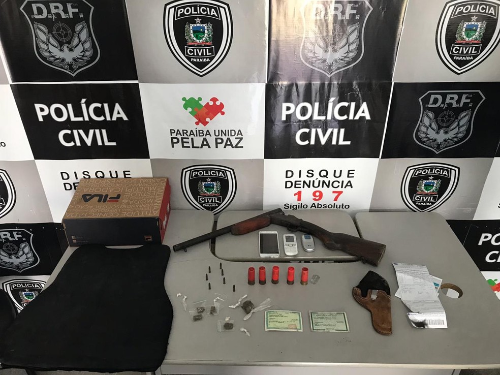 Colete balístico, espingarda, munições e drogas apreendidos pela Polícia Civil. — Foto: Divulgação/Polícia Civil