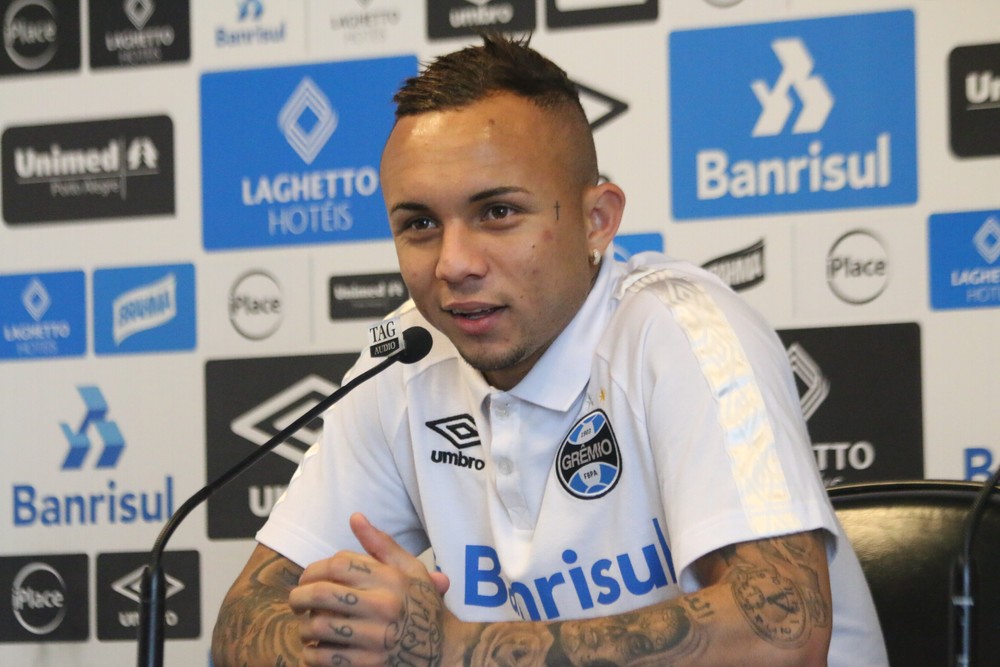 Atacante do Grêmio revela surpresa com virada do River na Libertadores: Caraca