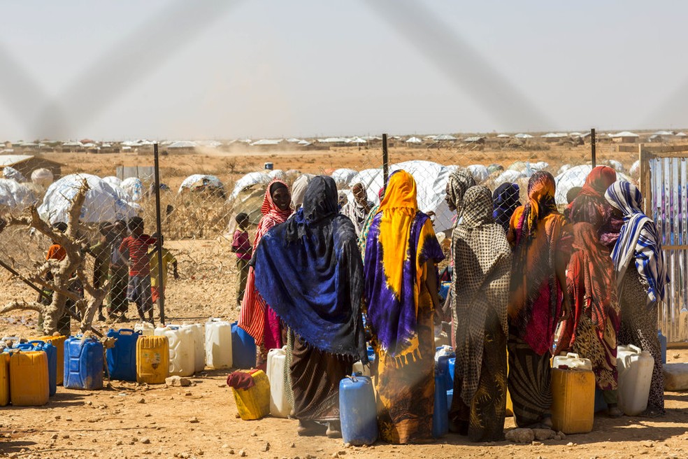 Pastores e crianças deslocadas pela seca coletam água de um ponto de distribuição em Gode, na região somali da Etiópia, sábado, 27 de janeiro de 2018. — Foto: AP Photo/Mulugeta Ayene