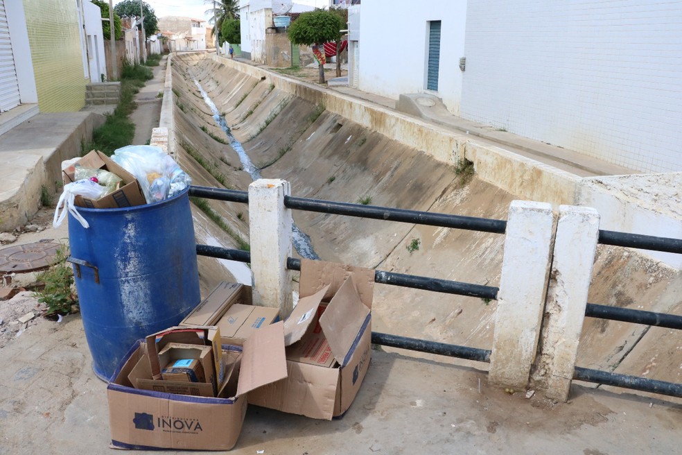 Esgoto está sendo despejado no canal da transposição, em Monteiro (Foto: MPF/Divulgação)