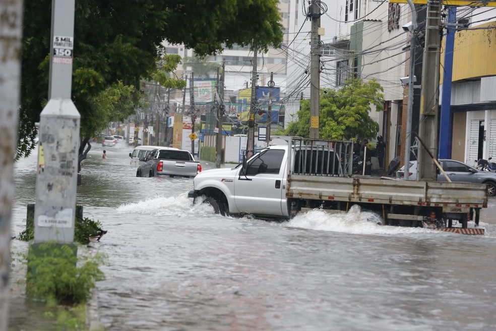 Ruas ficam alagadas em Fortaleza em dia de chuva — Foto: Fabiane de Paula/SVM