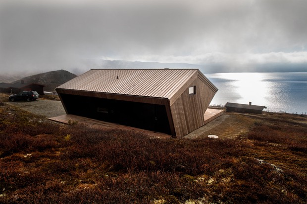 Cabana de madeira impressiona por formas geométricas e vista privilegiada  (Foto: DIVULGAÇÃO / MARTE GARMANN)