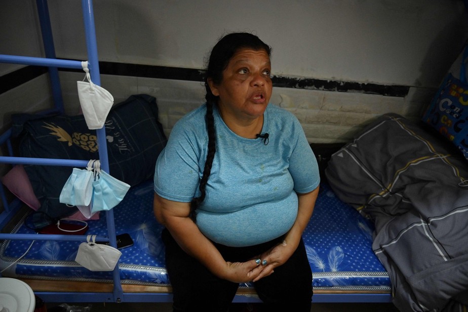 A peruana Zoila Lecarnaque Saavedra, recentemente libertada após cumprir pena na prisão por tráfico de drogas e agora aguardando deportação, em um albergue apertado em Hong Kong