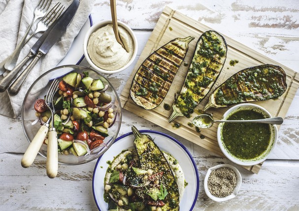 A colourful and fresh spread of grilled eggplant/aubergine with salad, herb butter and mashed butter beans. A balanced and healthy meal for vegans, vegetarians or vegetable lovers! (Foto: Getty Images)