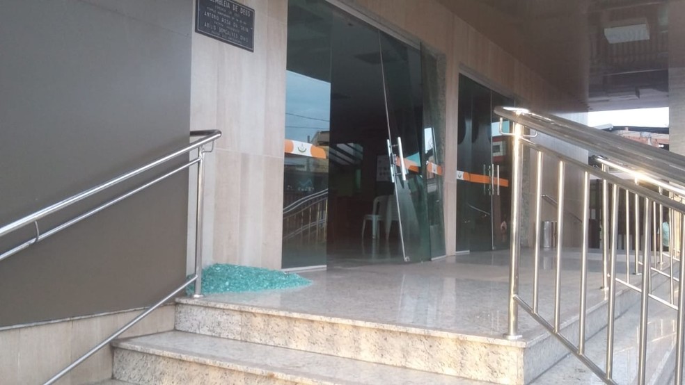 Vidro da porta de uma igreja caiu no Centro de Ipatinga por causa da explosão na Usiminas (Foto: Thatiane Moura/G1)
