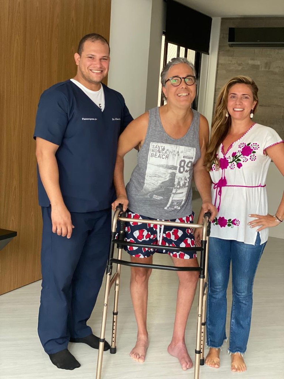 Flávio Silvino com o fisioterapeuta Alisson Neri e a fonoaudióloga Aline Nardelli — Foto: Arquivo pessoal
