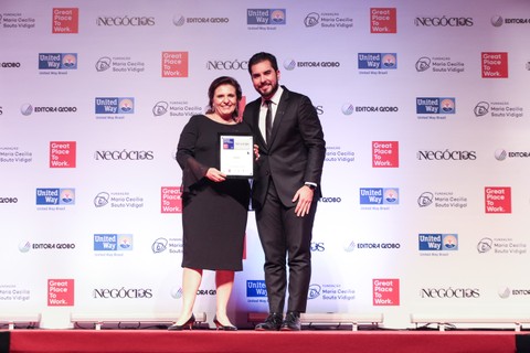 Categoria Médias Multinacionais: Heloisa Simão, presidente da Zodiac recebeu o prêmio entregue por Ciro Hashimoto, diretor de Negócios Multiplataforma