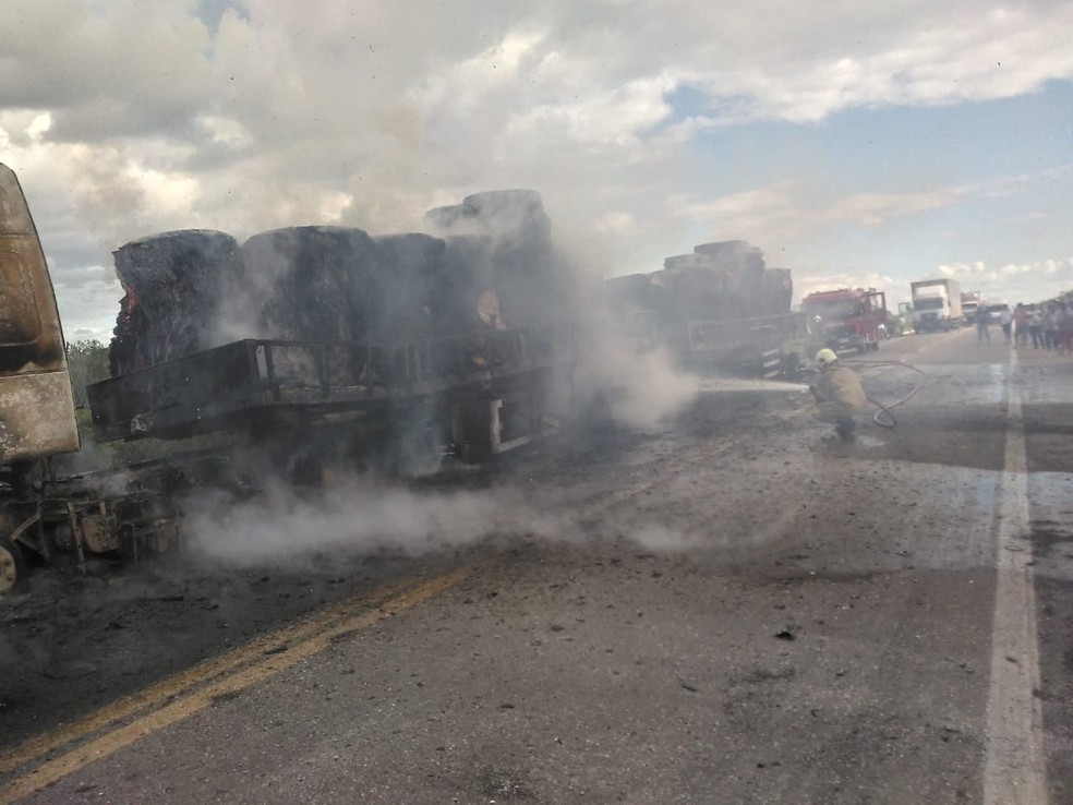 Bombeiros debelaram incêndio em carreta no interior do Ceará. — Foto: Corpo de Bombeiros/Divulgação