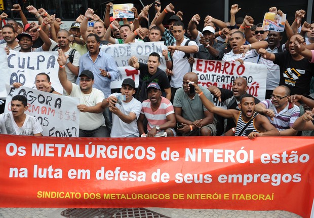Trabalhadores fazem manifestação em frente ao prédio da Transpetro, no centro da capital fluminense, contra o fechamento do Estaleiro Mauá (Foto: Tomaz Silva/Agência Brasil)