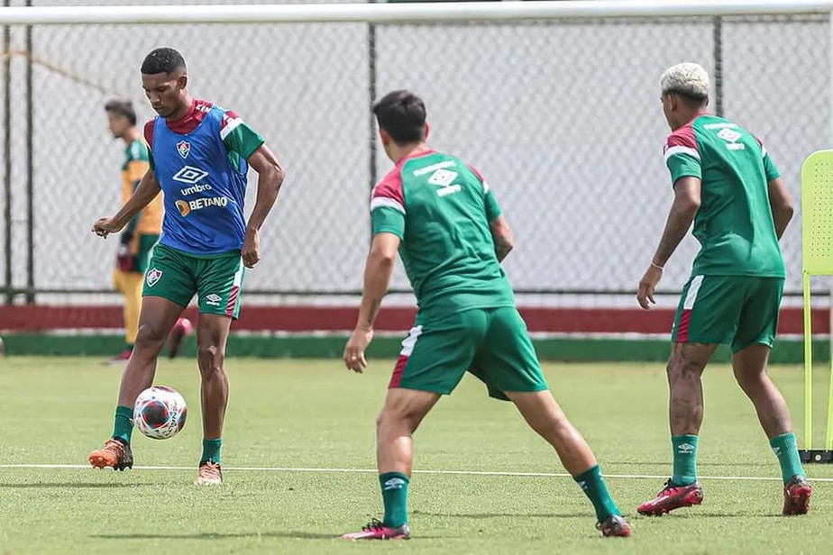 Lelê treina com a equipe do Fluminense