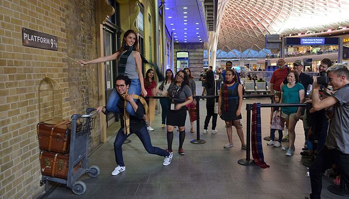 A King’s Cross Station tem até um espaço especial para os fãs de Harry Potter (Foto: Wikimedia Commons)