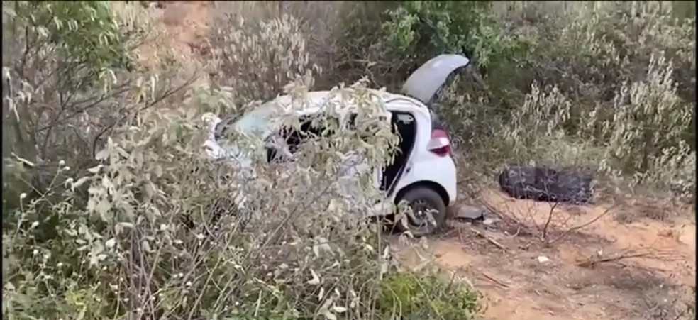 Três pessoas da mesma família morrem após batida entre picape e carro na BA-152 — Foto: Reprodução / TV Bahia