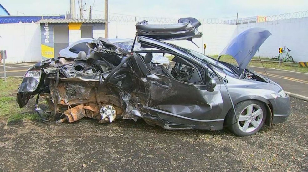 Carro ficou destruído após colisão na Rodovia Raposo Tavares, em Itapetininga (SP) — Foto: Reprodução/TV TEM