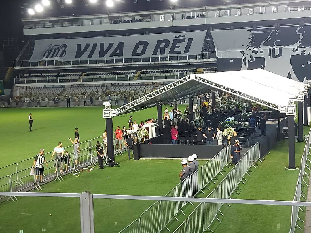 Fila de fs no velrio do Pel
