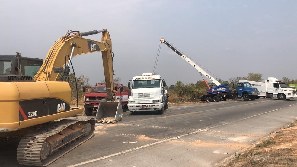 Primeira tentativa de remoção da carreta foi realizada na quinta (15) — Foto: PRF/Divulgação 