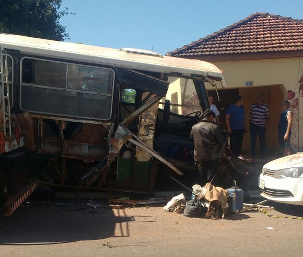 Veículo atingiu o muro da casa e os escombros caíram sobre dois carros (Foto: Ana Cláudia Oliveira Arantes / Arquivo pessoal )