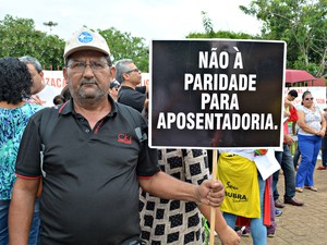 Agente de saúde participou da manifestação contra a PEC do teto dos gastos em Porto Velho (Foto: Hosana Morais/G1)