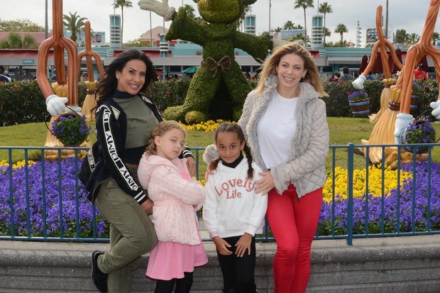 Scheila Carvalho e Sheila Mello com suas filhas na Disney (Foto: Reprodução/Instagram)