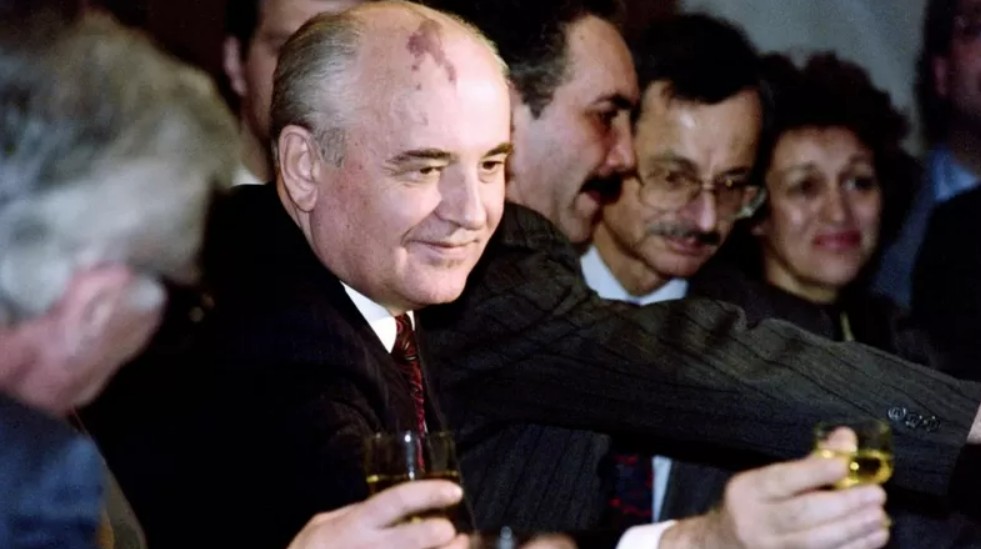 Mikhail Gorbachev, visto aqui levantando uma taça em 26 de dezembro de 1991 em sua festa de despedida, era um líder enérgico, mas indeciso (Foto: GETTY IMAGES (via BBC))