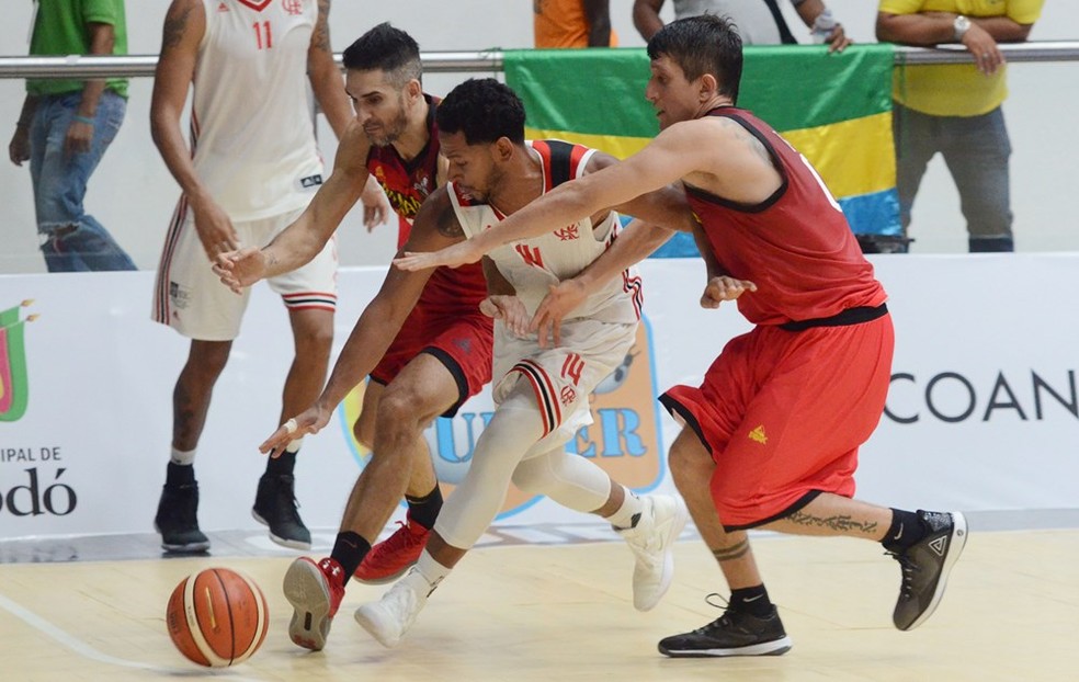 Ronald Ramon tenta se livrar da marcação do San Martín (Foto: Fiba)