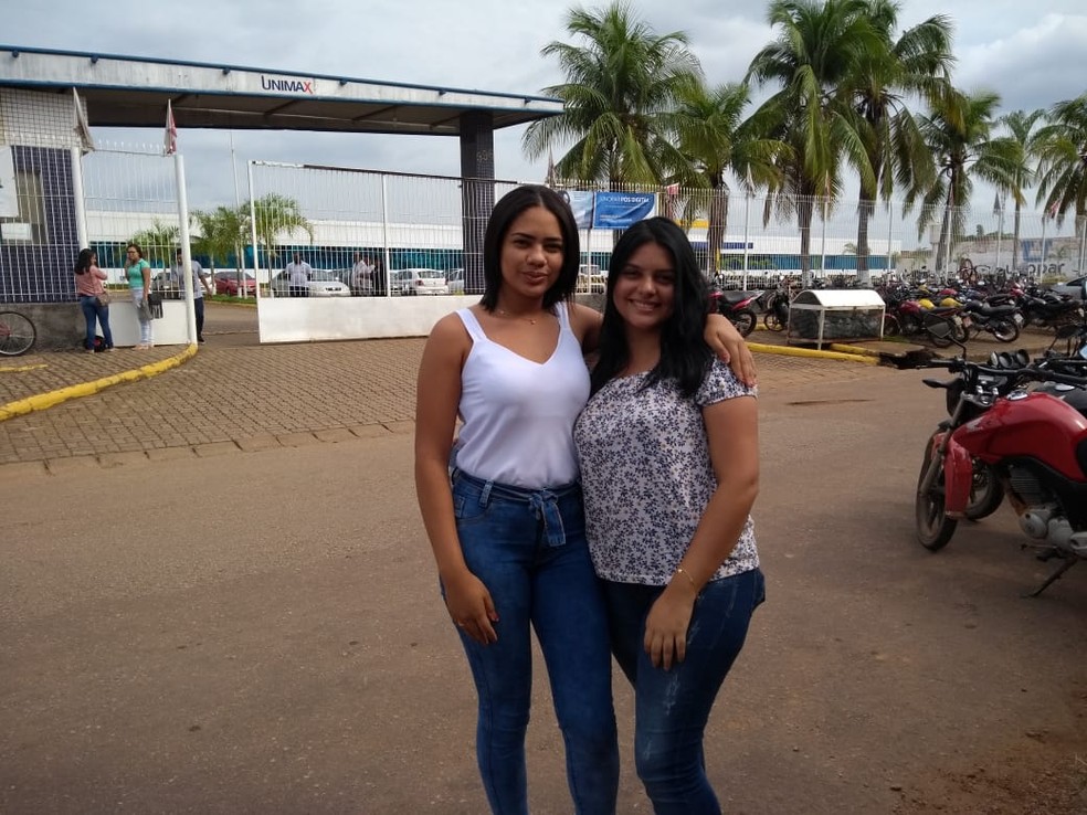  Rafaely Matos e Gabrielle Lima, ambas de 18 anos, disseram que o tema da redação do Enem 2019 foi inesperado. — Foto: Jheniffer Núbia/G1