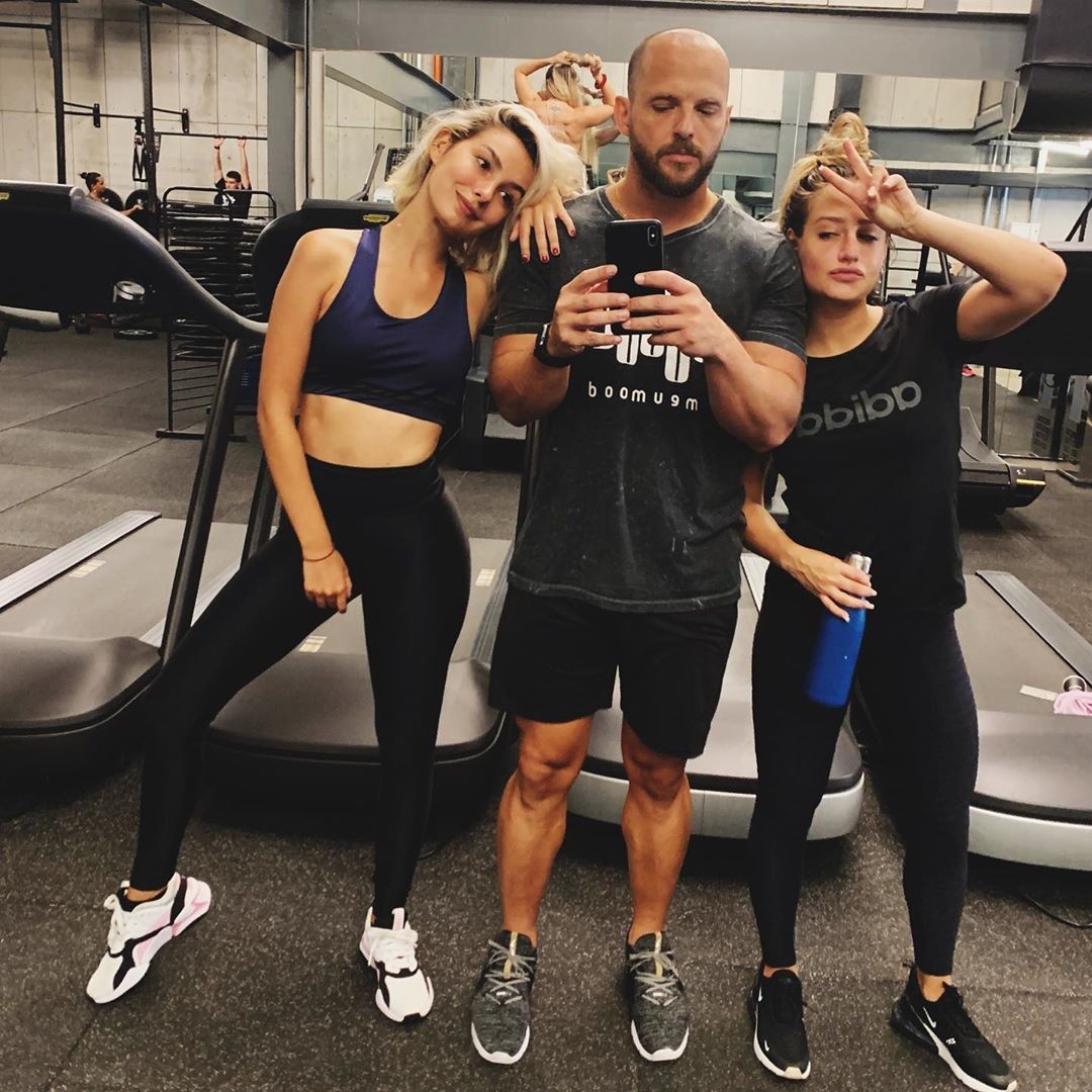 Marina Moschen e Bruna Griphao posam com o personal trainer Ricardo Lapa no primeiro treino de 2020 (Foto: Reprodução/Instagram)