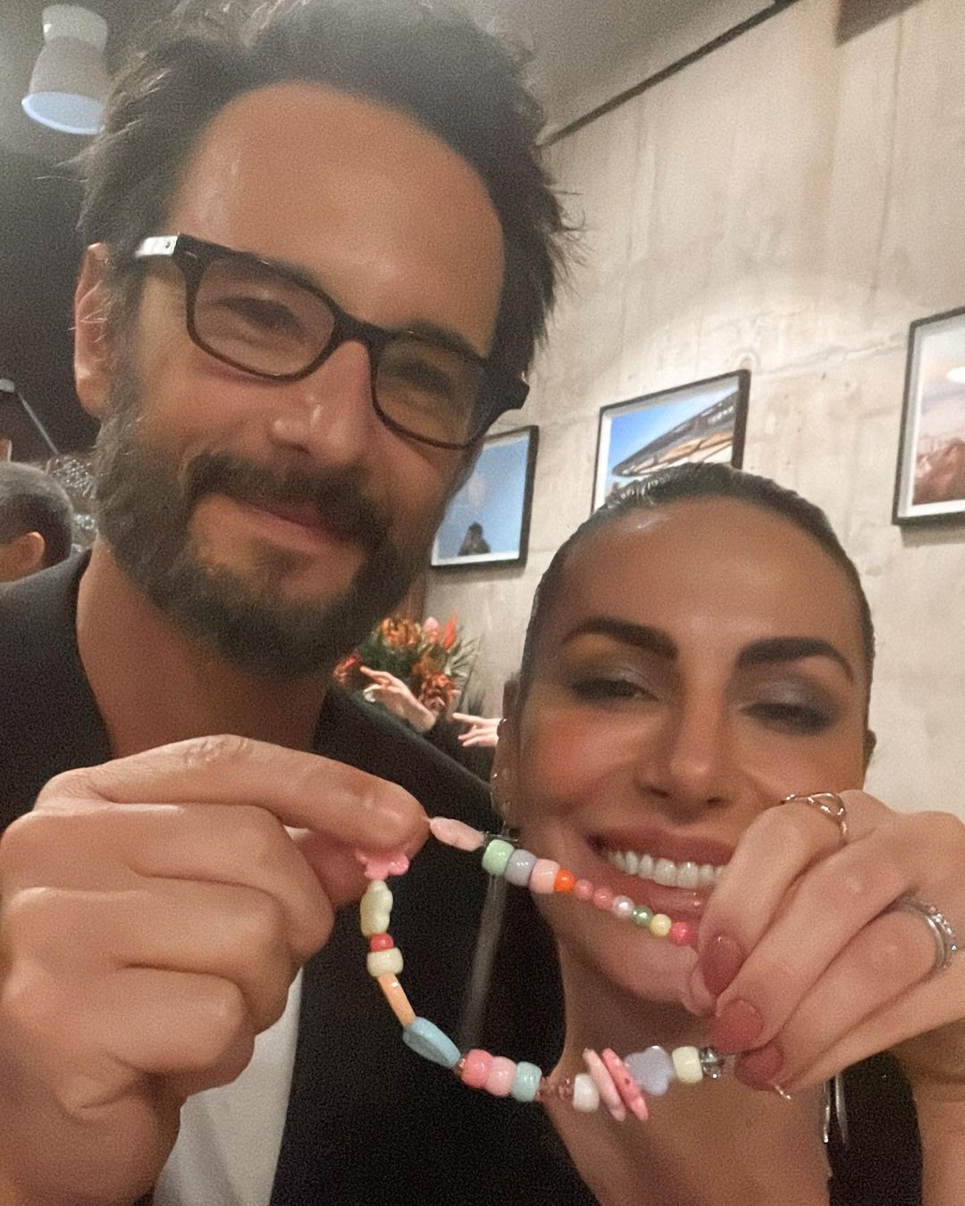 Rodrigo Santoro e Mel Fronckowiak mostram pulseira que ganharam da filha, Nina, de 5 anos (Foto: Reprodução/Instagram)