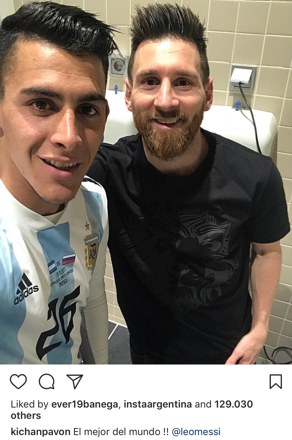 Pavón faz selfie com Messi após amistoso com a Rússia (Foto: Reprodução Instagram)