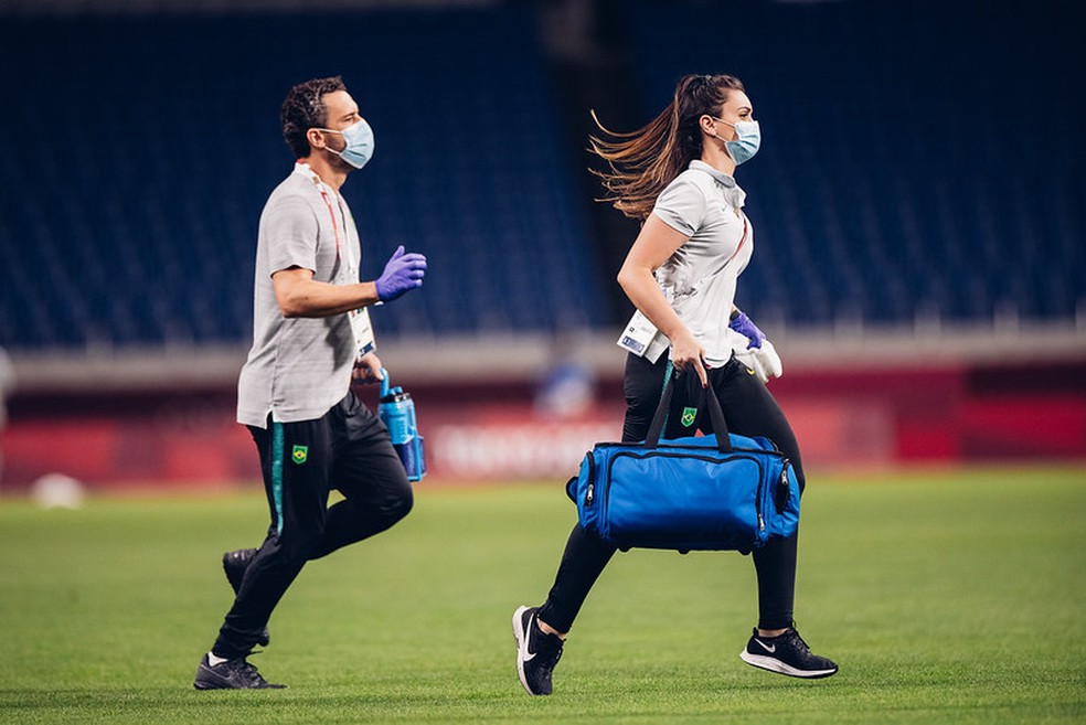 Comissão médica em direção ao atendimento de Poliana — Foto: Sam Robles/CBF