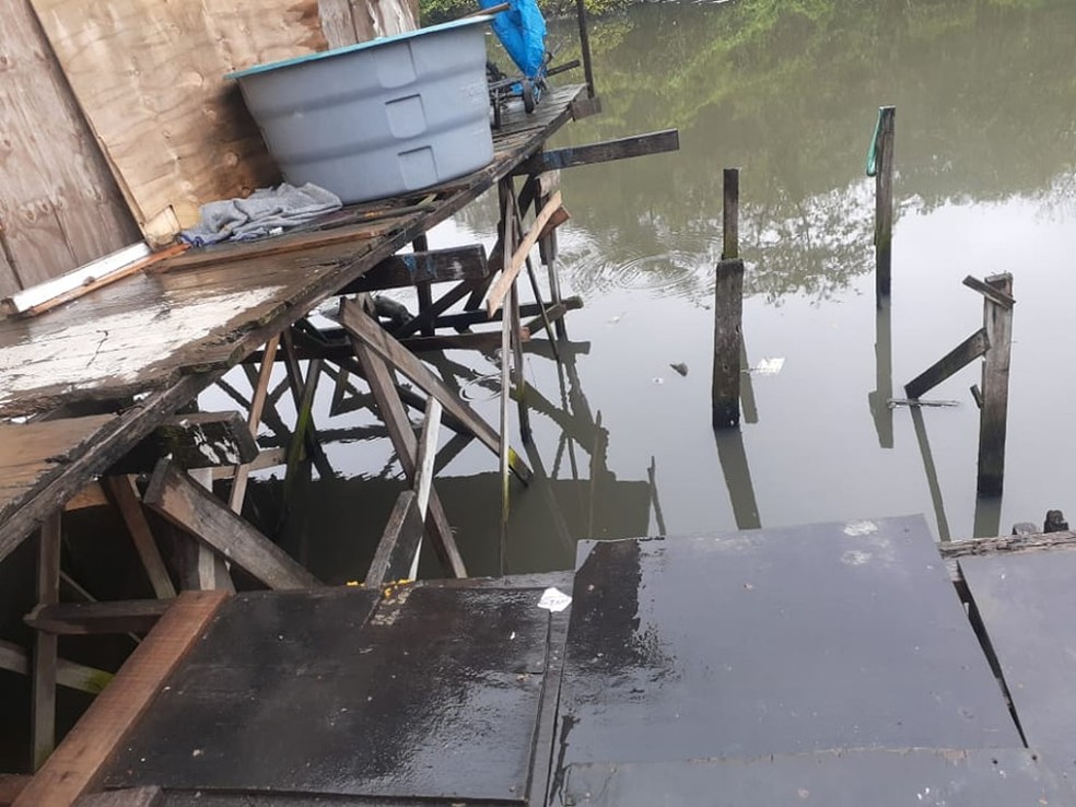 Barraco foi construído em cima da maré em uma comunidade na Zona Noroeste de Santos — Foto: Arquivo pessoal