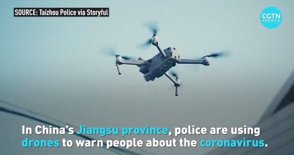 Portal estatal da China divulga vídeo da polícia chinesa utilizando drones para mandar pessoas de volta para casa e para pulverizar ruas. — Foto: CGTN/Redes Sociais