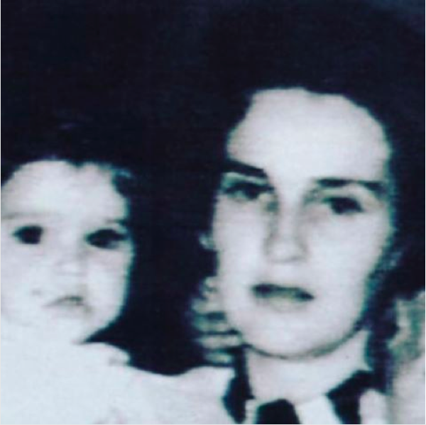 A cantora Madonna no colo da mãe quando era apenas um bebê (Foto: Instagram)
