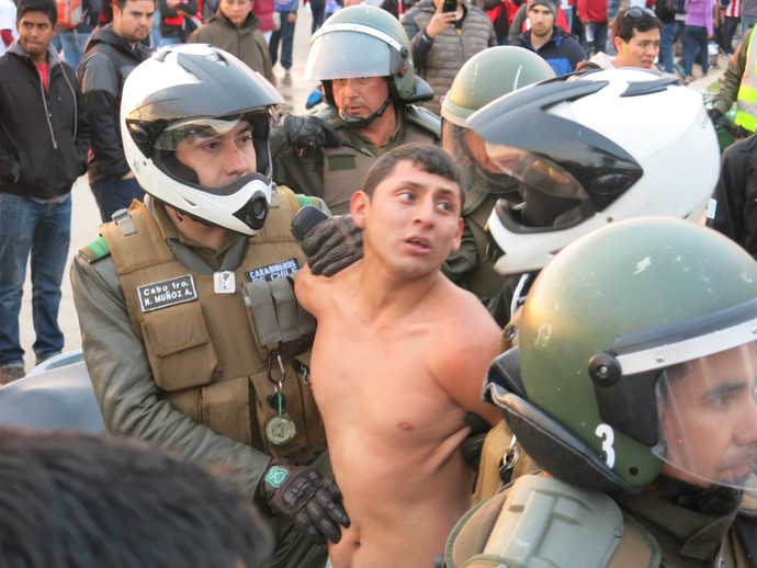 torcedor preso confusao peru venezuela (Foto: Edgard Maciel de Sá)