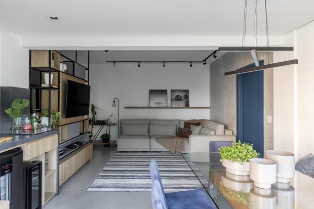 Primeiro apartamento de jovem solteiro tem 70 m² e área social integrada (Foto: Monica Assan )